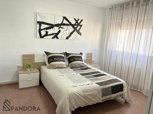 Un dormitorio con una cama grande y una ventana en Apartamento Pandora, en Yecla