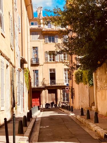 une rue vide dans une ruelle avec un bâtiment dans l'établissement Appartement de charme au coeur du vieux Aix., à Aix-en-Provence