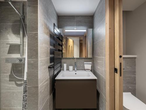 une salle de bain avec un lavabo et une douche dans l'établissement Appartement neuf à Megève avec piscine et espace détente - FR-1-569-25, à Megève