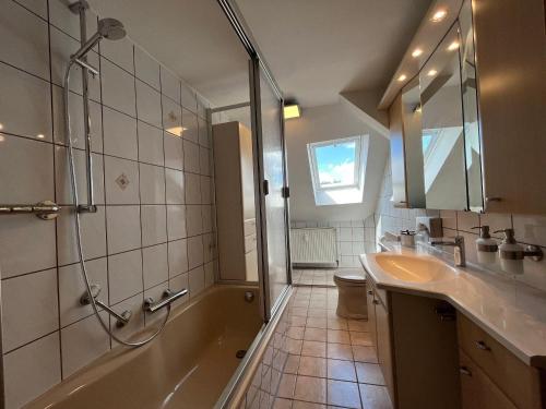 y baño con bañera, lavamanos y ducha. en Wohlfuehl-Wohnung-im-Herzen-von-Clausthal, en Clausthal-Zellerfeld