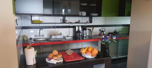 una cocina con cestas de fruta en una barra en Apartamento Acogedor, en Huancayo