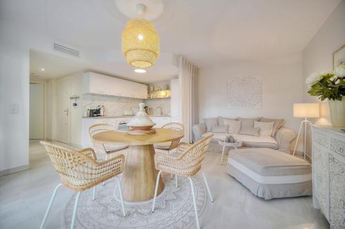 un salon avec une table, des chaises et un canapé dans l'établissement IMMOGROOM - Garden - Bikes - BBQ - Parking - AC, à Cannes
