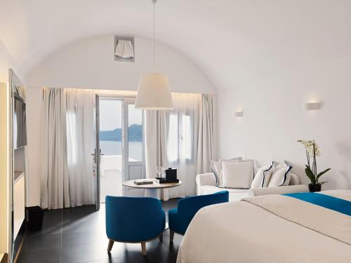 Postel nebo postele na pokoji v ubytování Katikies Santorini - The Leading Hotels Of The World
