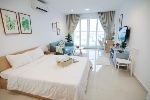 - une chambre avec un grand lit et un salon dans l'établissement Jolie Home, à Hô-Chi-Minh-Ville