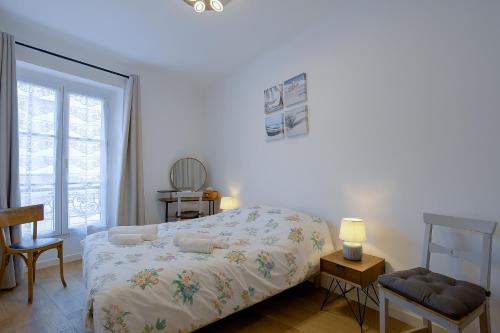 une chambre blanche avec un lit et une fenêtre dans l'établissement Maison Bianchi - Saint Philippe, à Nice