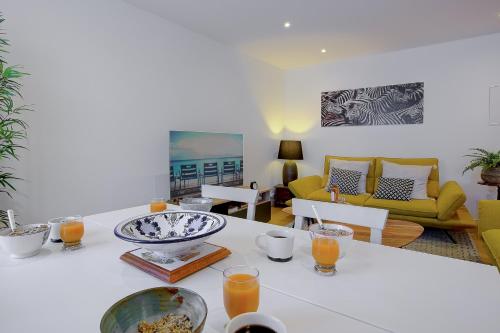 un salon avec une table avec de la nourriture dessus dans l'établissement Maison Bianchi - Saint Philippe, à Nice