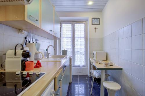 Il comprend une petite cuisine avec un évier et un comptoir. dans l'établissement Maison Bianchi - Saint Philippe, à Nice