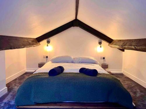 1 dormitorio con 1 cama grande con sábanas y almohadas azules en Central, Unique 4-Storey House in Northern Quarter, Manchester en Mánchester