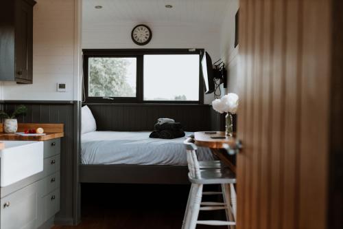niewielka sypialnia z łóżkiem i oknem w obiekcie The Ginger Nut w mieście Welshpool