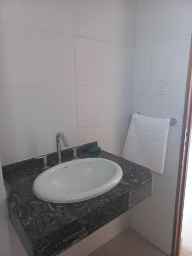 um lavatório de casa de banho com bancada em mármore em Departamento centrico em Salta