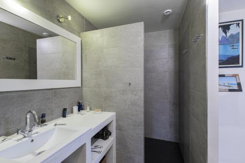 y baño con lavabo y espejo. en La Conserverie, en Blois