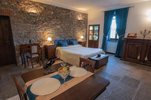 um quarto com uma cama e uma mesa com uma tigela de fruta em B&B Al Castello em Casale Litta