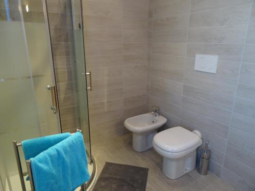 a bathroom with a toilet and a sink at B&B Giardino di Ro in Cazzago di Pianiga