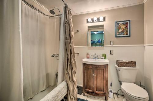 y baño con ducha, aseo y lavamanos. en New Orleans Vacation Rental with Private Patio!, en Nueva Orleans