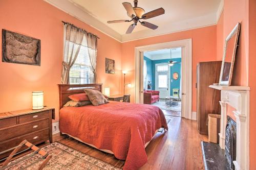 1 dormitorio con paredes de color naranja, 1 cama y ventilador de techo en New Orleans Vacation Rental with Private Patio!, en Nueva Orleans