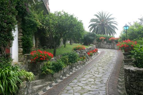 a stone path with flowers in a garden at Hotel La Vela-Castello Il Rifugio in Santa Margherita Ligure