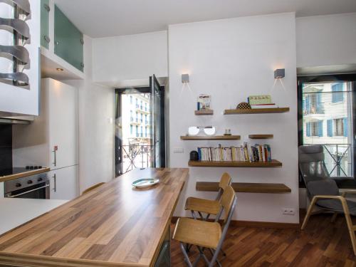 une cuisine et une salle à manger avec une table et des chaises en bois dans l'établissement Bel appartement central à Chamonix avec balcon et WiFi - FR-1-343-165, à Chamonix-Mont-Blanc