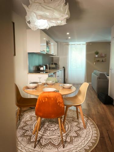 - une cuisine avec une table, des chaises et un canapé dans l'établissement Au cœur de Castres, logement cosy classé 3***, à Castres