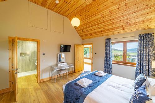 Cray的住宿－Roe Deer Lodge with Hot Tub，一间卧室设有一张床和木制天花板