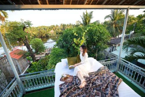 Balkón nebo terasa v ubytování Nipa Riverside Villa By The Little Hoi An