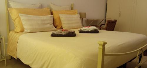 ein großes Bett mit zwei Handtüchern darüber in der Unterkunft La Buona Stella Apartment in Pistoia