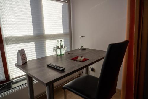 a desk with a chair next to a window at Hotel am Nikolaiort in Osnabrück