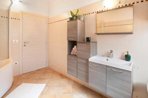 La salle de bains est pourvue d'un lavabo et d'un miroir. dans l'établissement Casa Sergio, à Grosio