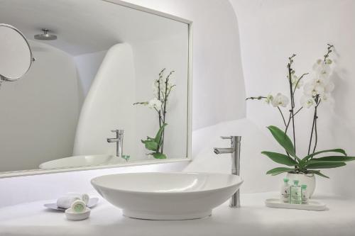 Salle de bains dans l'établissement Katikies Chromata Santorini - The Leading Hotels of the World