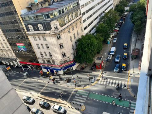 - une vue aérienne sur une rue animée de la ville avec des voitures dans l'établissement Apart. Av. Corrientes, à Buenos Aires
