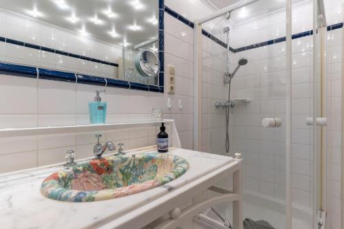 y baño con lavabo y ducha. en Hus op de Dün Eiderente en Sankt Peter-Ording