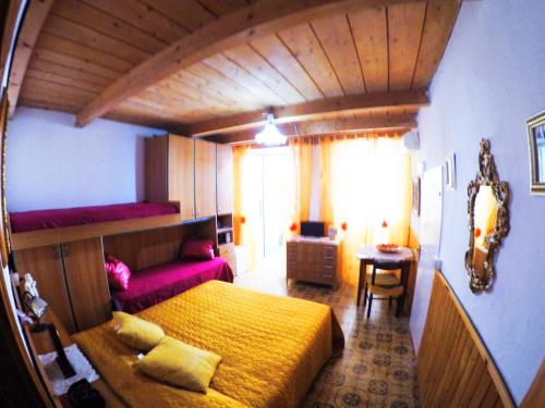 1 dormitorio con 1 cama y 1 sofá en una habitación en Amalfi Coast Room, en Amalfi