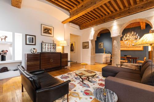 un salon avec un canapé et une table dans l'établissement DIFY Opera - Hotel de Ville, à Lyon