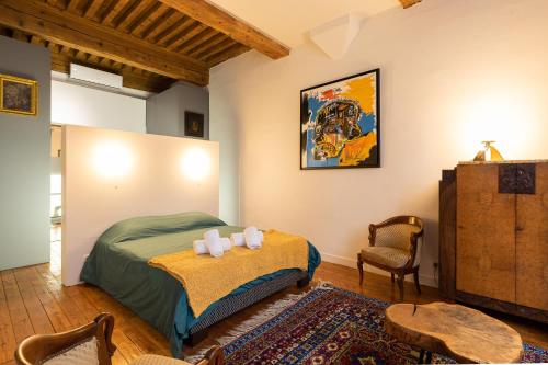 une chambre avec un lit et une table dedans dans l'établissement DIFY Opera - Hotel de Ville, à Lyon