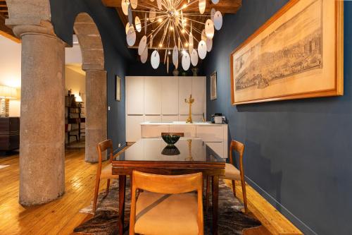 une salle à manger avec une table et un lustre dans l'établissement DIFY Opera - Hotel de Ville, à Lyon
