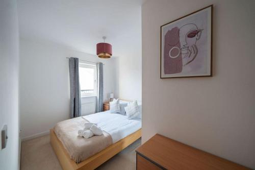 sypialnia z łóżkiem i zdjęciem na ścianie w obiekcie Hope House - 2 bedroom flat w Aberdeen