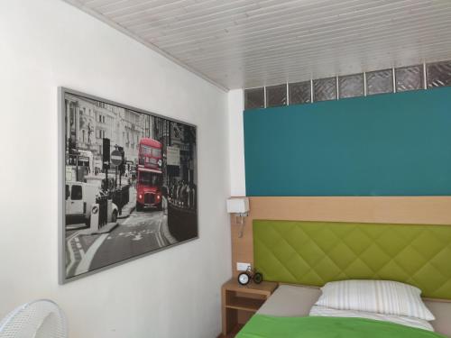 Vintage Apartment في غراتس: غرفة نوم مع اللوح الأمامي الأخضر وحافلة مزدوجة حمراء