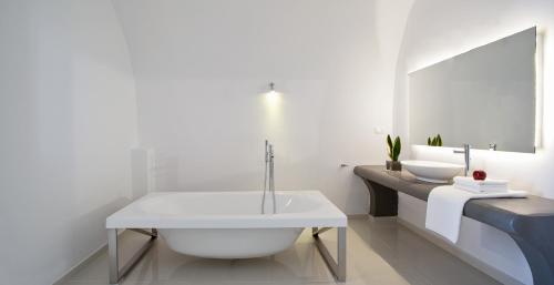 Un ou plusieurs lits dans un hébergement de l'établissement Katikies Chromata Santorini - The Leading Hotels of the World