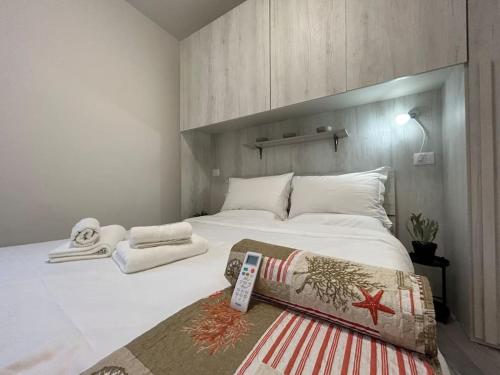 een slaapkamer met een groot wit bed en bij Casa Olympia in Peschiera del Garda