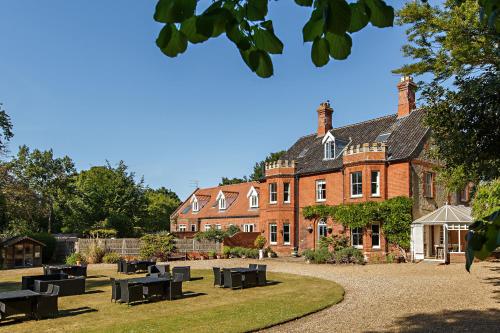 ブレイクニーにあるBlakeney Houseの目の前にテーブルがある大きなレンガ造りの建物