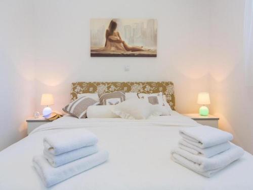 Een bed of bedden in een kamer bij 4B apartments Dubrovnik