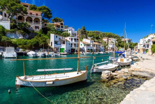 un grupo de barcos están atracados en un puerto en Can Somni - Appartement bohème, zen et chic avec piscine en Cala Figuera