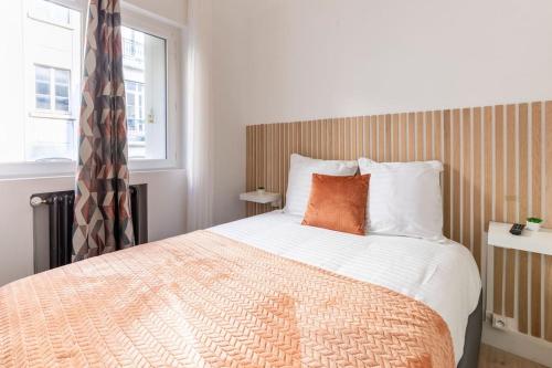 une chambre avec un grand lit et une fenêtre dans l'établissement Chez Fitia T2 à Nantes Centre, à Nantes