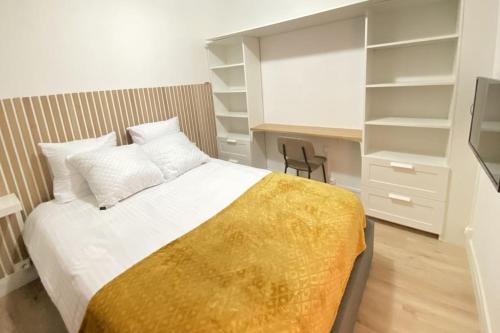 - une chambre avec un lit, un bureau et des étagères dans l'établissement Chez Fitia T2 à Nantes Centre, à Nantes
