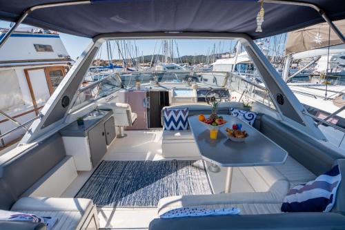 ポルクロールにあるHEBERGEMENTS BATEAUX A QUAIのテーブルと椅子が置かれた船の後部デッキからの眺め