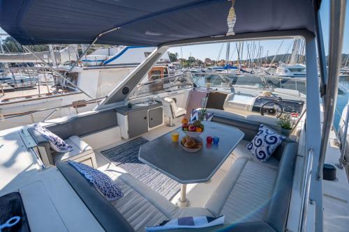 une table à l'arrière d'un bateau dans l'établissement HEBERGEMENTS BATEAUX A QUAI, à Porquerolles