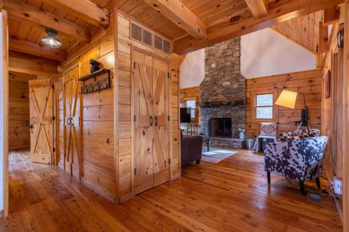 Φωτογραφία από το άλμπουμ του Whiskey Creek Cabin σε Beech Mountain
