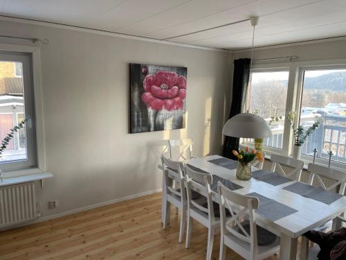 uma sala de jantar com mesa e cadeiras em Views of Isaberg and fitting two families! em Hestra
