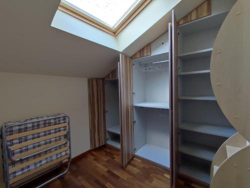 uma clarabóia num quarto com um closet em Casa adosada en Maçanet de Cabrenys em Maçanet de Cabrenys