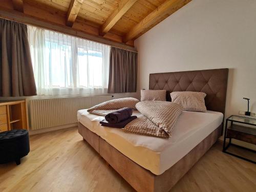 En eller flere senge i et værelse på Lehner Schlössl with whirlpool, sauna and tower room
