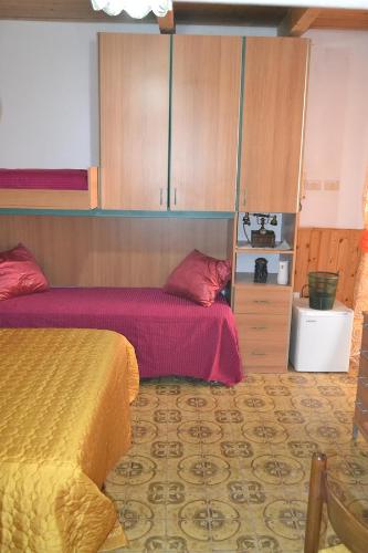 - une chambre avec 2 lits et des placards en bois dans l'établissement Amalfi Coast Room, à Amalfi